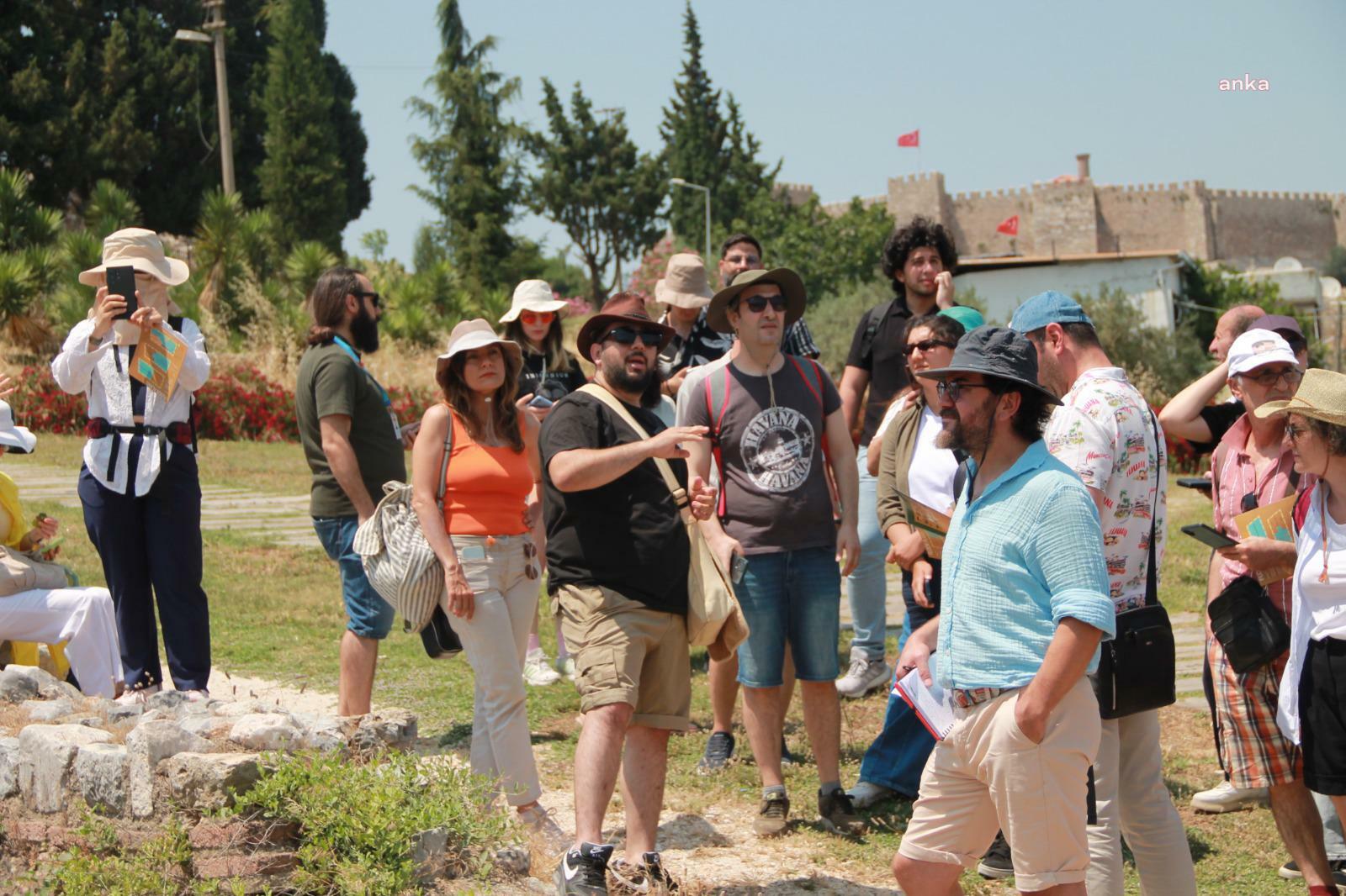 genc-rehberler-sahada-efes-selcukta-tarihe-yolculuk-yenicag-2.jpeg
