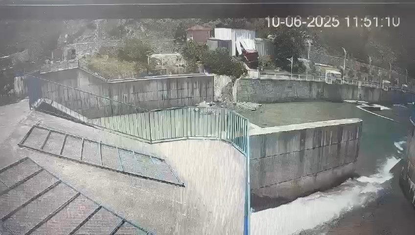 oto-yikamaciya-getirilen-kamyon-dereye-769178-227173.jpg