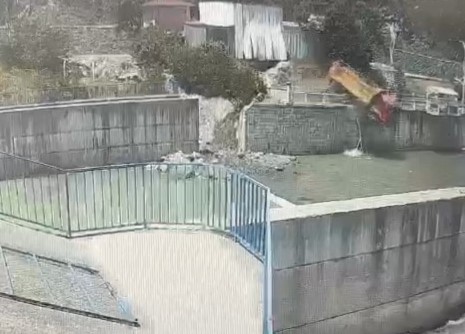 oto-yikamaciya-getirilen-kamyon-dereye-769179-227173.jpg