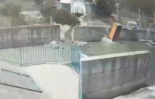 oto-yikamaciya-getirilen-kamyon-dereye-769180-227173.jpg