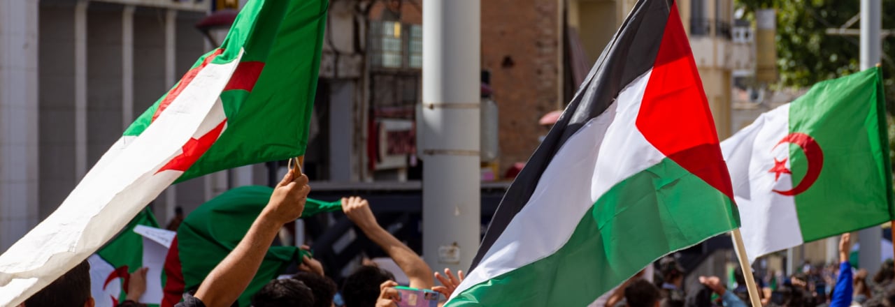setif-argelia-19-de-octubre-de-2023-una-multitud-de-manifestantes-en-setif-city-en-solidaridad-con-los-palestinos-banderas-de-argelia-y-palestina-1280x440.jpg
