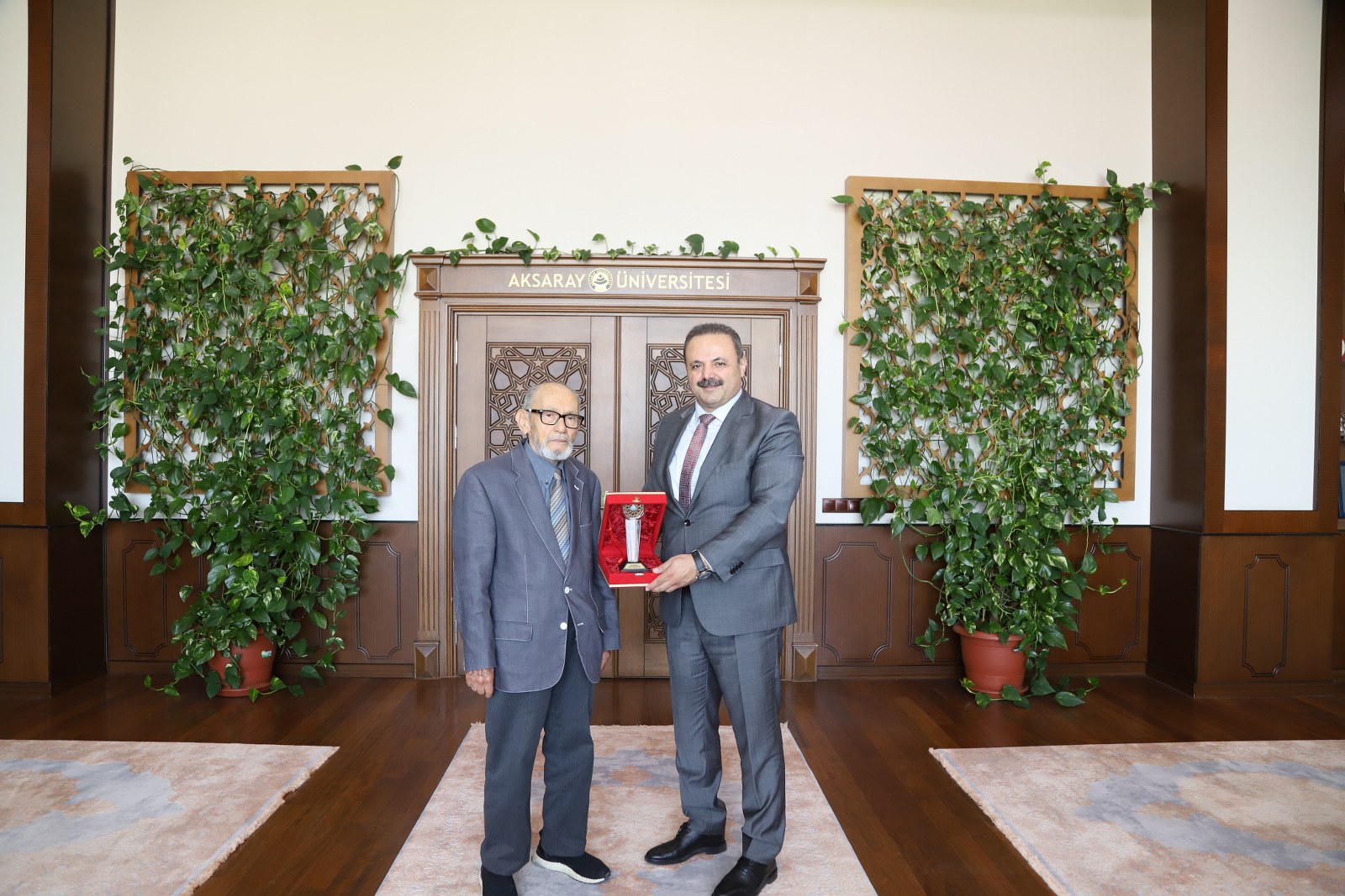 aksaray-universitesinden-hayirsever-yalcin-kulaka-tesekkur-plaketi-yenicag-1.jpeg