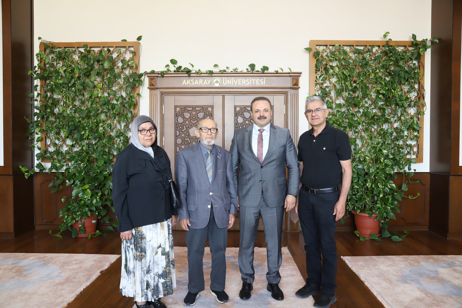 aksaray-universitesinden-hayirsever-yalcin-kulaka-tesekkur-plaketi-yenicag-3.jpeg