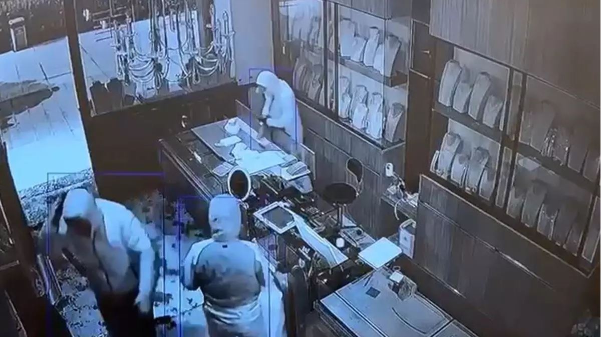 istanbulda-film-gibi-soygun-3-dakikada-3-milyon-caldilar-maskeli-ceteden-soke-eden-tehdit-yenicag.jpg