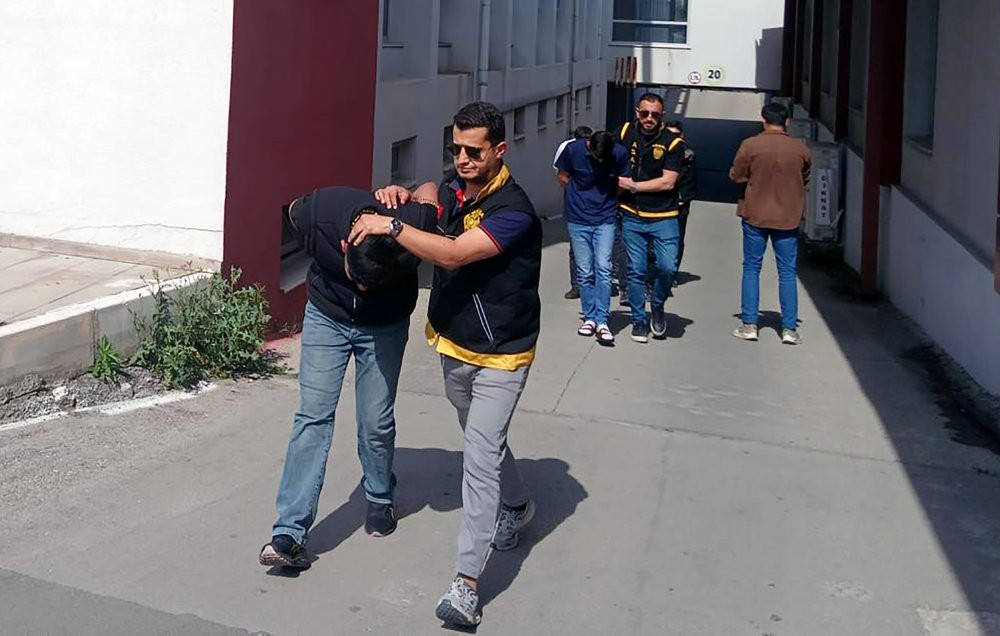 Adana'da korkunç cinayet: Husumetlisi zannedip kardeşini başından vurdu!