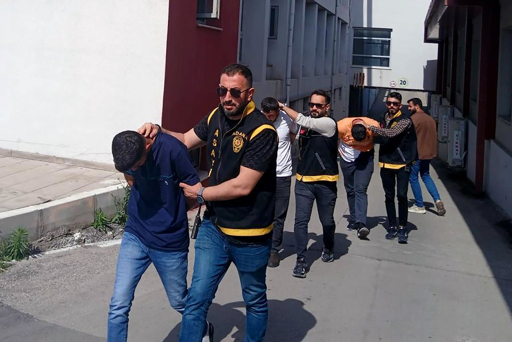 Adana'da korkunç cinayet: Husumetlisi zannedip kardeşini başından vurdu!