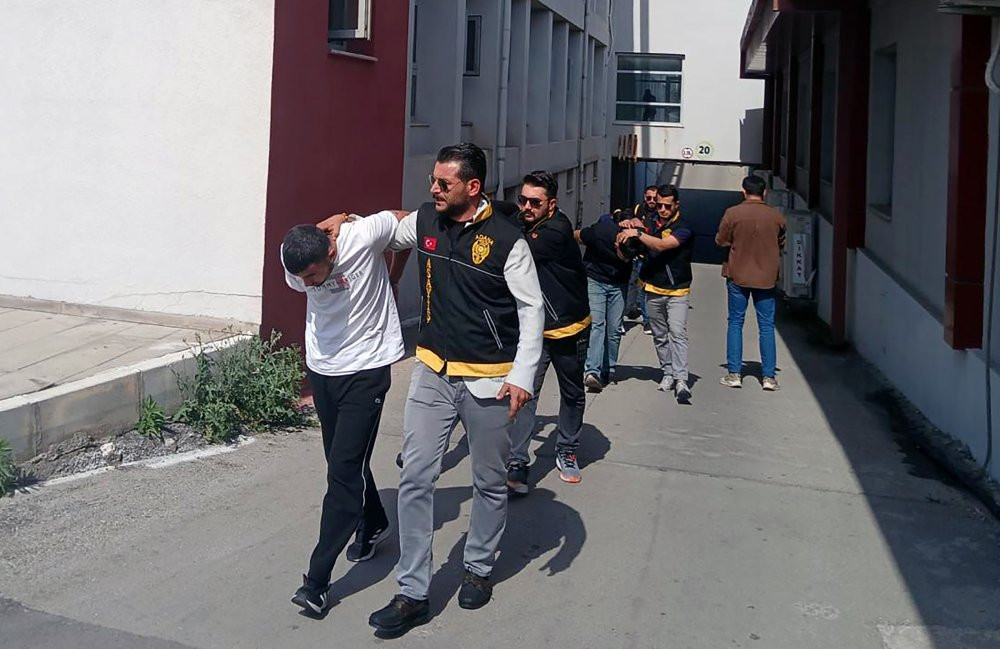 Adana'da korkunç cinayet: Husumetlisi zannedip kardeşini başından vurdu!