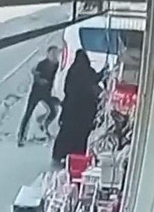 Çocuğunun mezuniyet törenine gidiyordu! Kadını sokak ortasında dövdü