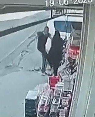 Çocuğunun mezuniyet törenine gidiyordu! Kadını sokak ortasında dövdü