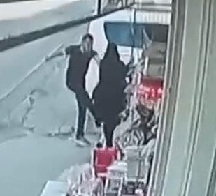 Çocuğunun mezuniyet törenine gidiyordu! Kadını sokak ortasında dövdü