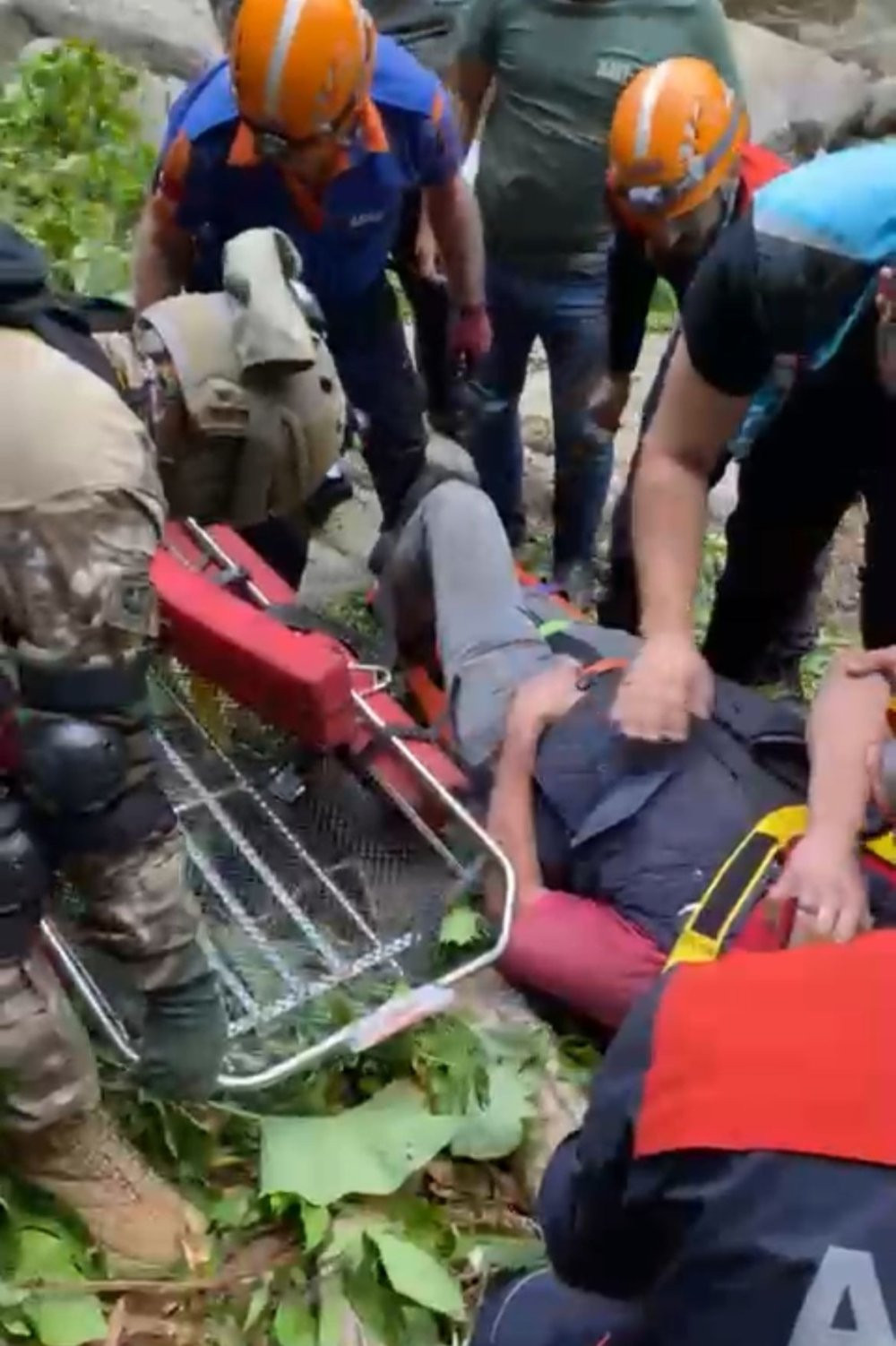 Şelalede balık avı kabusa döndü! Dağlık arazide hayat kurtaran operasyon