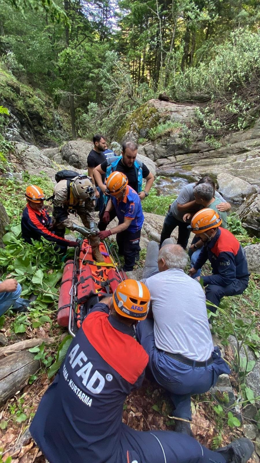 Şelalede balık avı kabusa döndü! Dağlık arazide hayat kurtaran operasyon