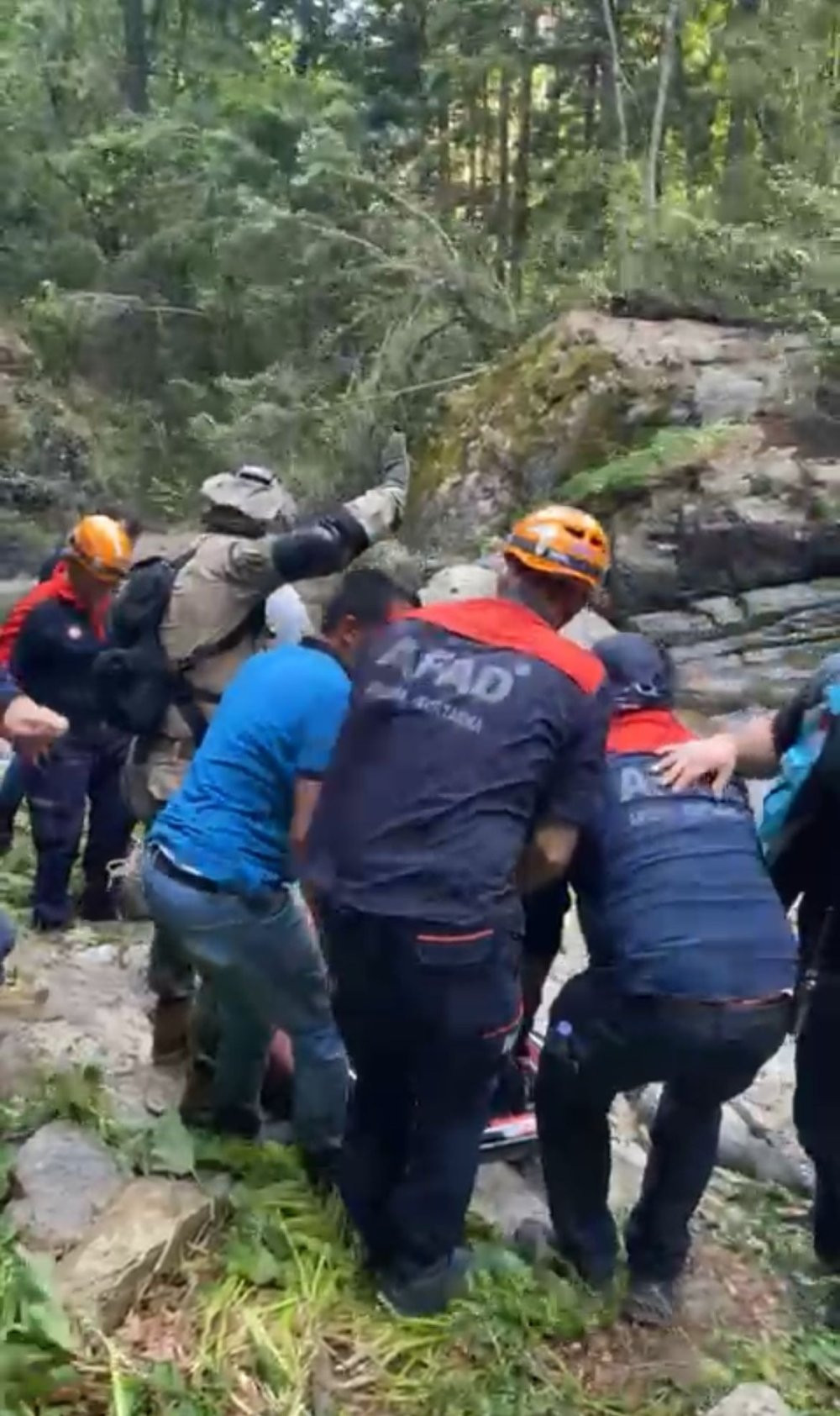 Şelalede balık avı kabusa döndü! Dağlık arazide hayat kurtaran operasyon