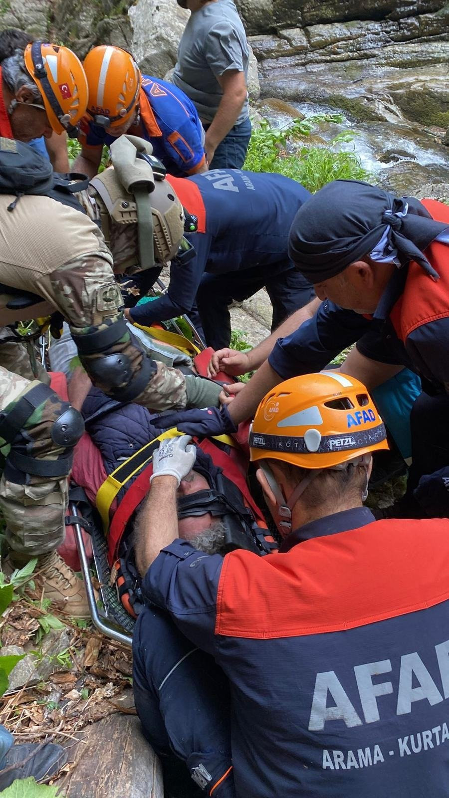 Şelalede balık avı kabusa döndü! Dağlık arazide hayat kurtaran operasyon