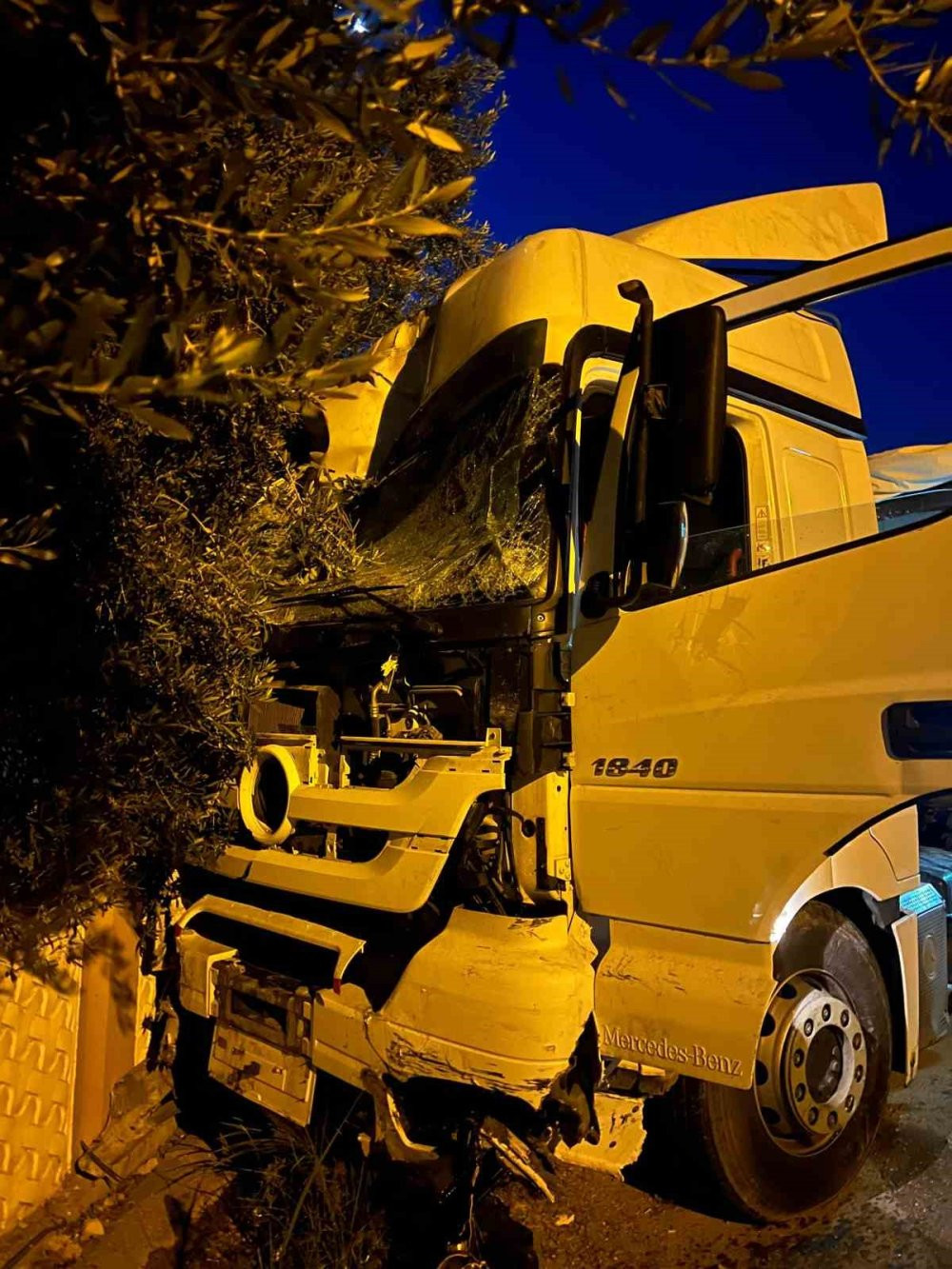 Uyuyan sürücünün TIR Mersin’de dehşet saçtı!