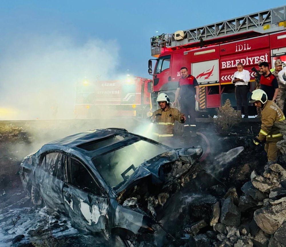 Kayaya çarpan küle döndü! Sürücü alevler içinde kaldı