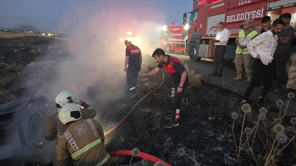 Kayaya çarpan küle döndü! Sürücü alevler içinde kaldı