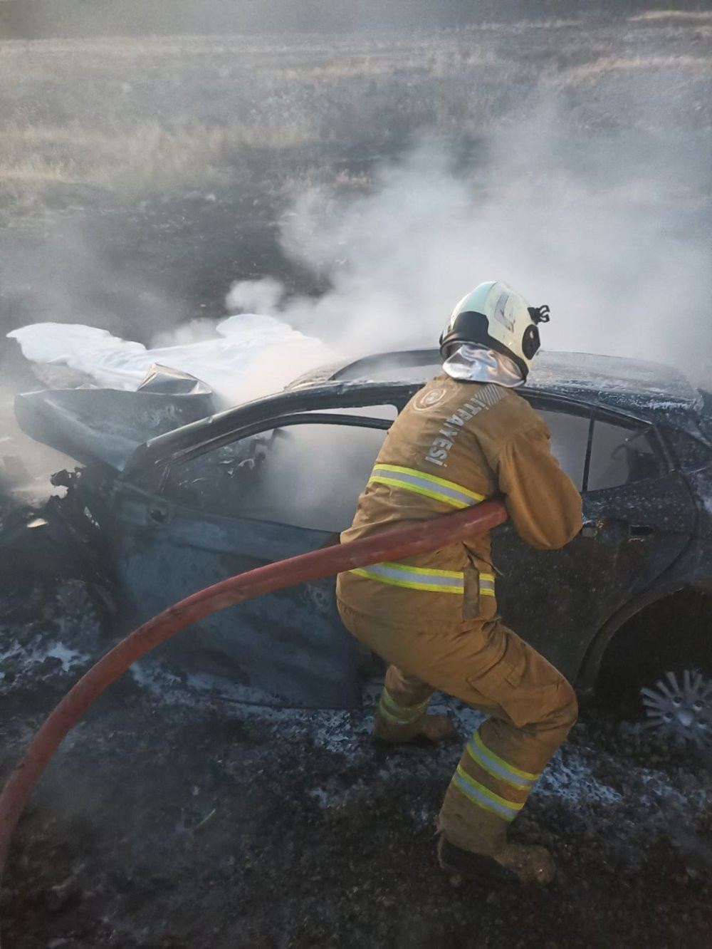 Kayaya çarpan küle döndü! Sürücü alevler içinde kaldı