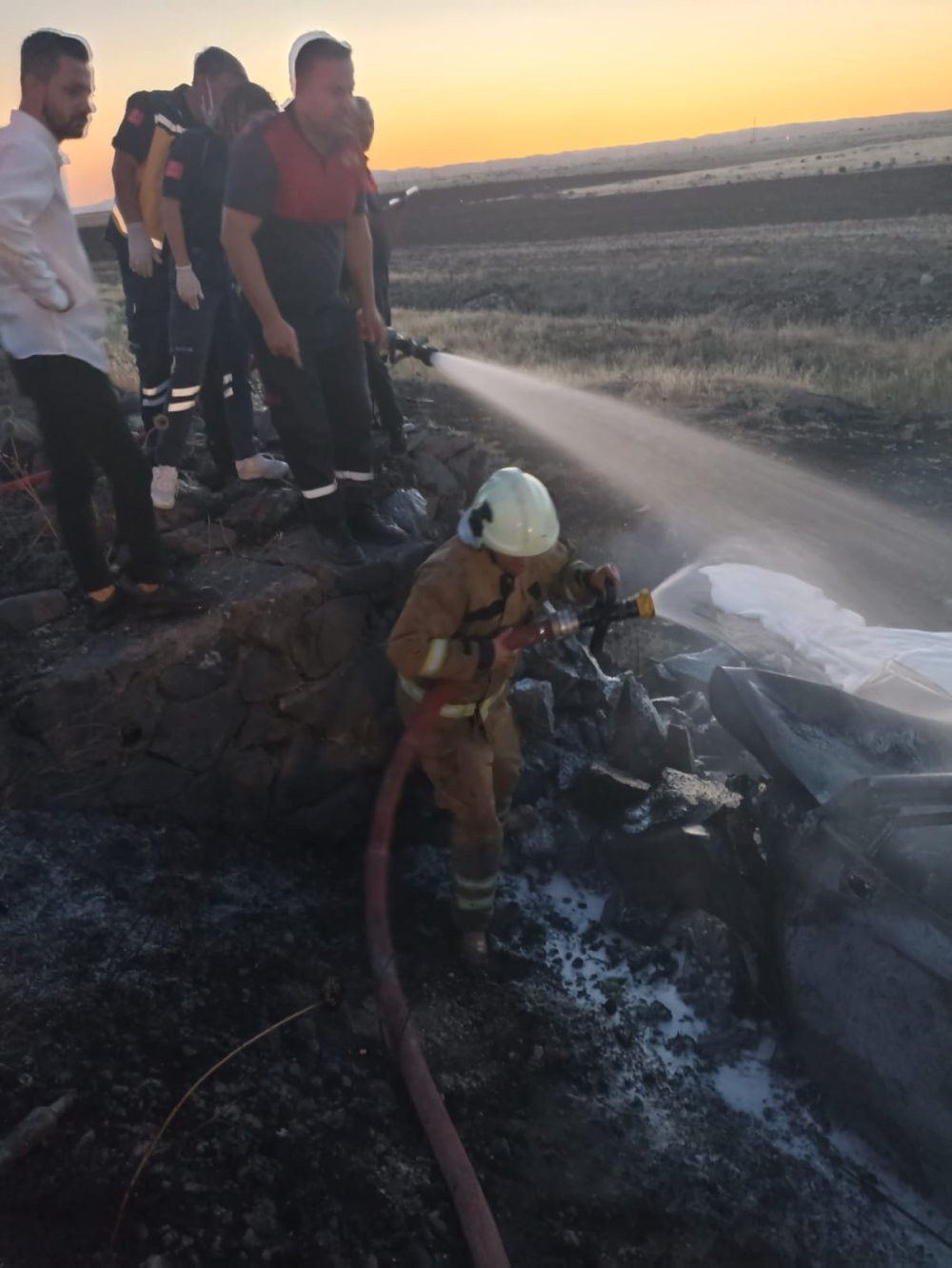 Kayaya çarpan küle döndü! Sürücü alevler içinde kaldı