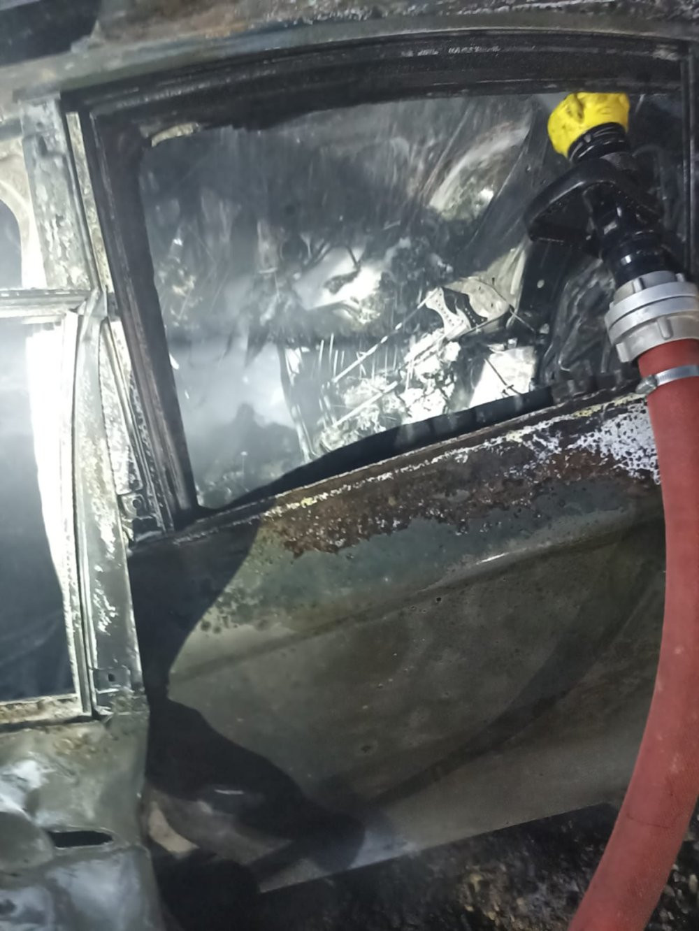 Kayaya çarpan küle döndü! Sürücü alevler içinde kaldı