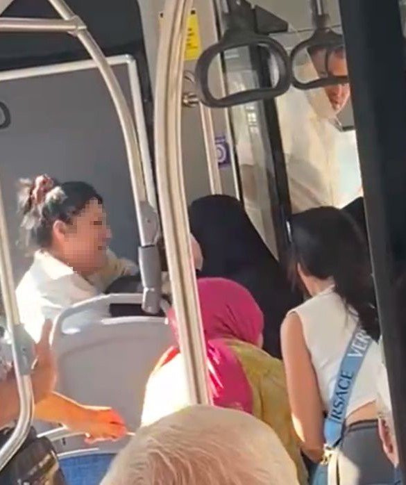 Halk otobüsünde saç saça baş başa kavga