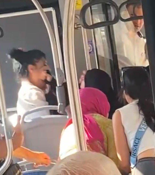 Halk otobüsünde saç saça baş başa kavga