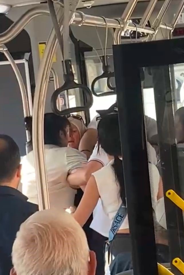 Halk otobüsünde saç saça baş başa kavga