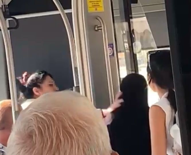 Halk otobüsünde saç saça baş başa kavga