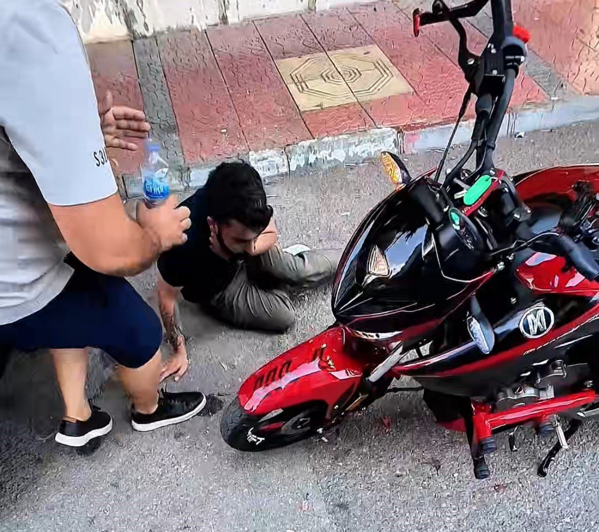 kahraman-motosikletciden-mucize-kurtaris-yolda-yururken-bogazina-kacti-herkes-bunu-mutlaka-ogrenmeli-yenicag-6.jpg