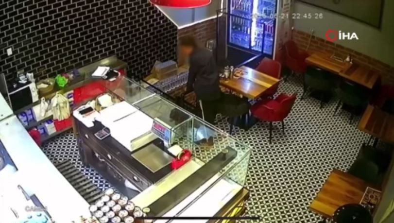 60-saniyelik-hirsizlik-musteri-kiliginda-geldi-kasayi-bosaltip-kacti-yenicag-3.jpg