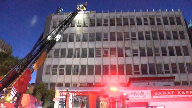 istanbul-kartalda-metruk-binanin-cati-782466-231415.jpg