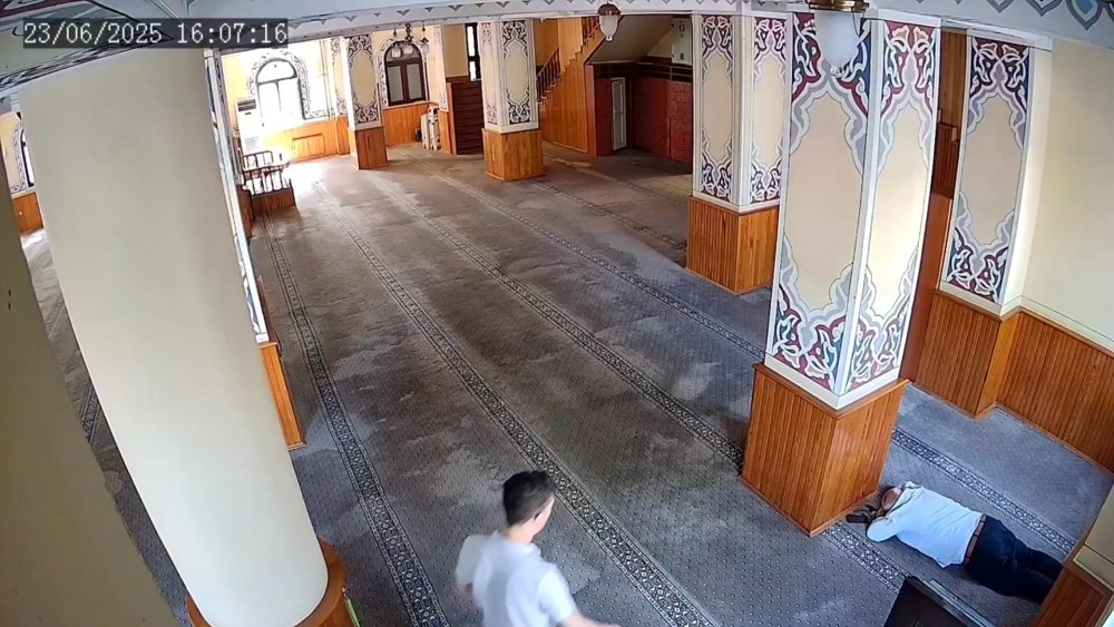 İstanbul- Sultangazi'de camide uyudu, cep telefonu çalındı; hırsızlık anı kamerada