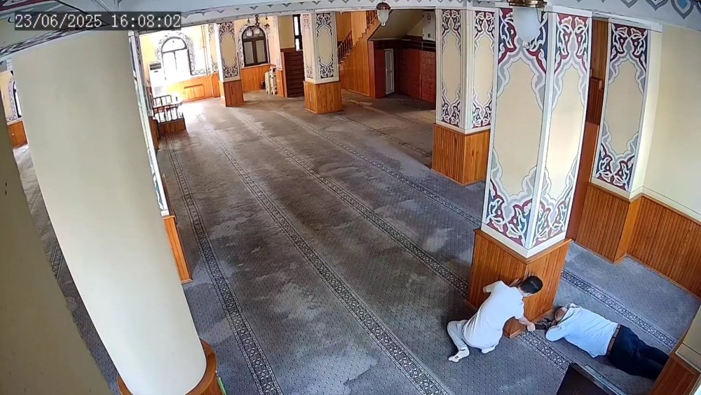 İstanbul- Sultangazi'de camide uyudu, cep telefonu çalındı; hırsızlık anı kamerada