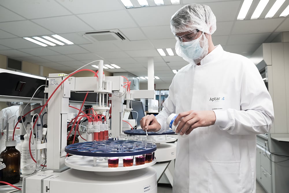 operator-doing-chemical-analysis-for-rubber-components.jpg