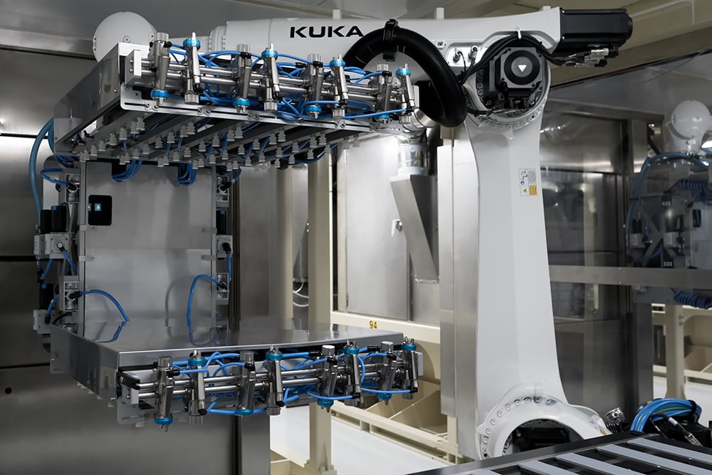 robotized-molding-of-vial-stoppers-in-a-clean-room.jpg
