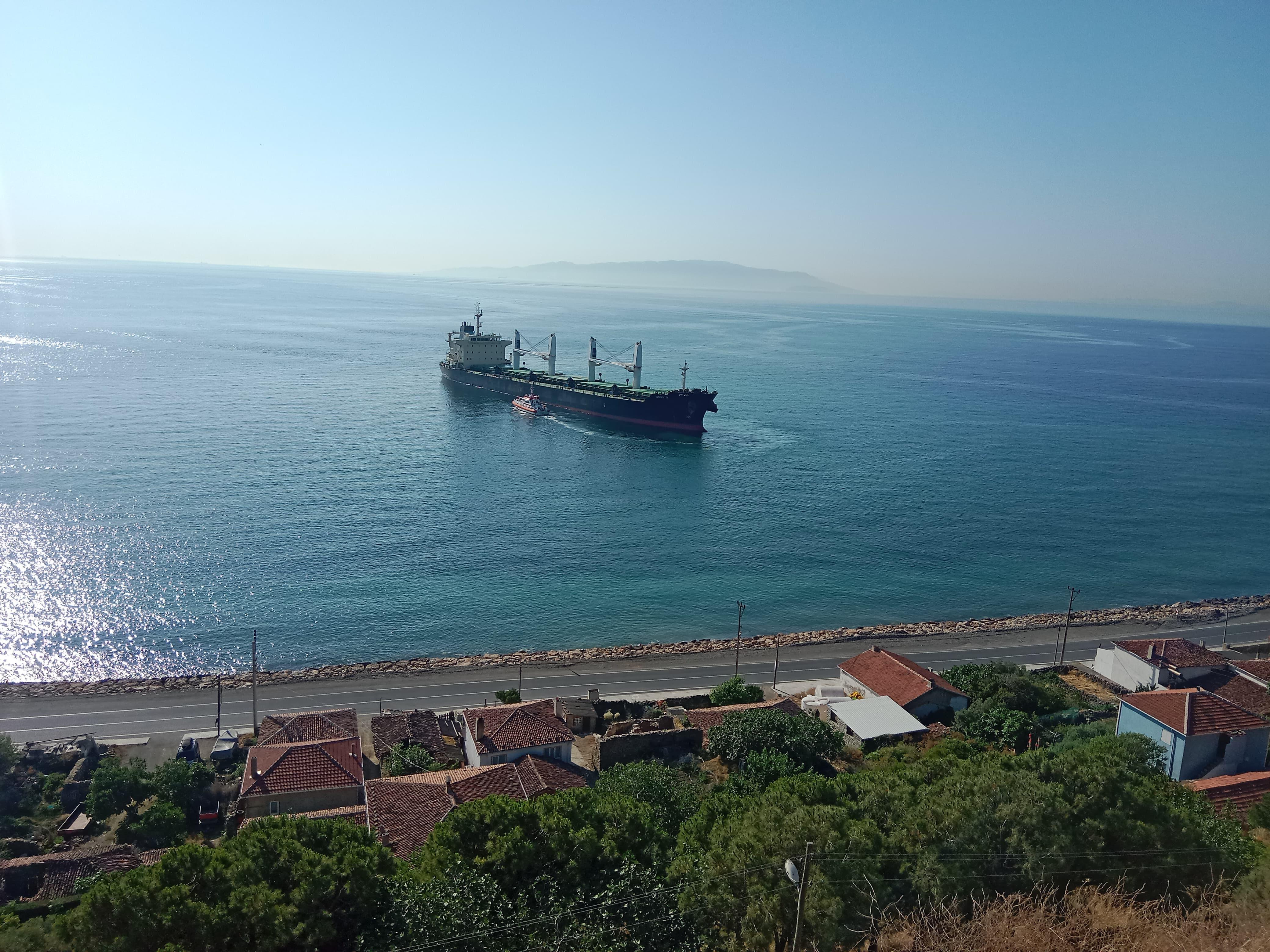 aa-20250625-38379403-38379402-tekirdagda-kuru-yuk-gemisi-karaya-oturdu.jpg