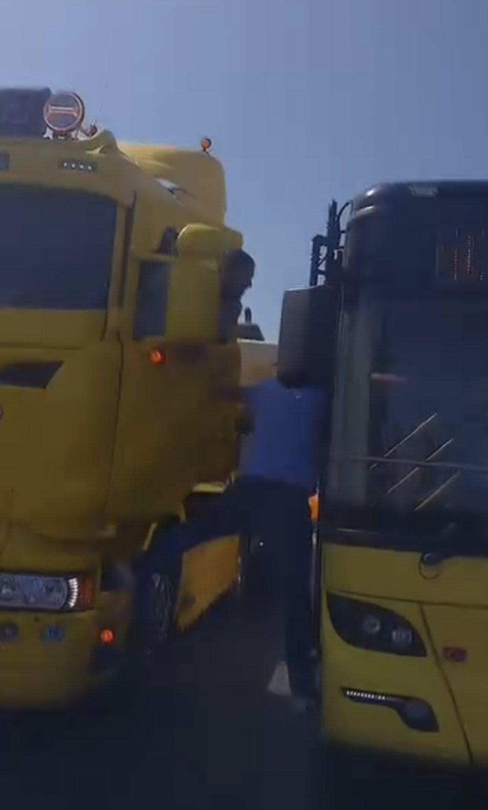 D-100’de yol verme kavgası! TIR’dan indi İETT şoförüne yumruk attı