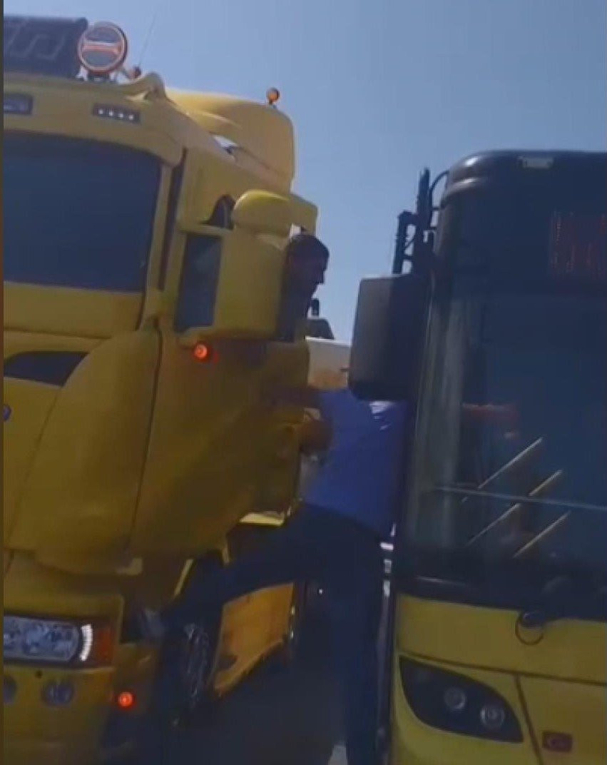 D-100’de yol verme kavgası! TIR’dan indi İETT şoförüne yumruk attı