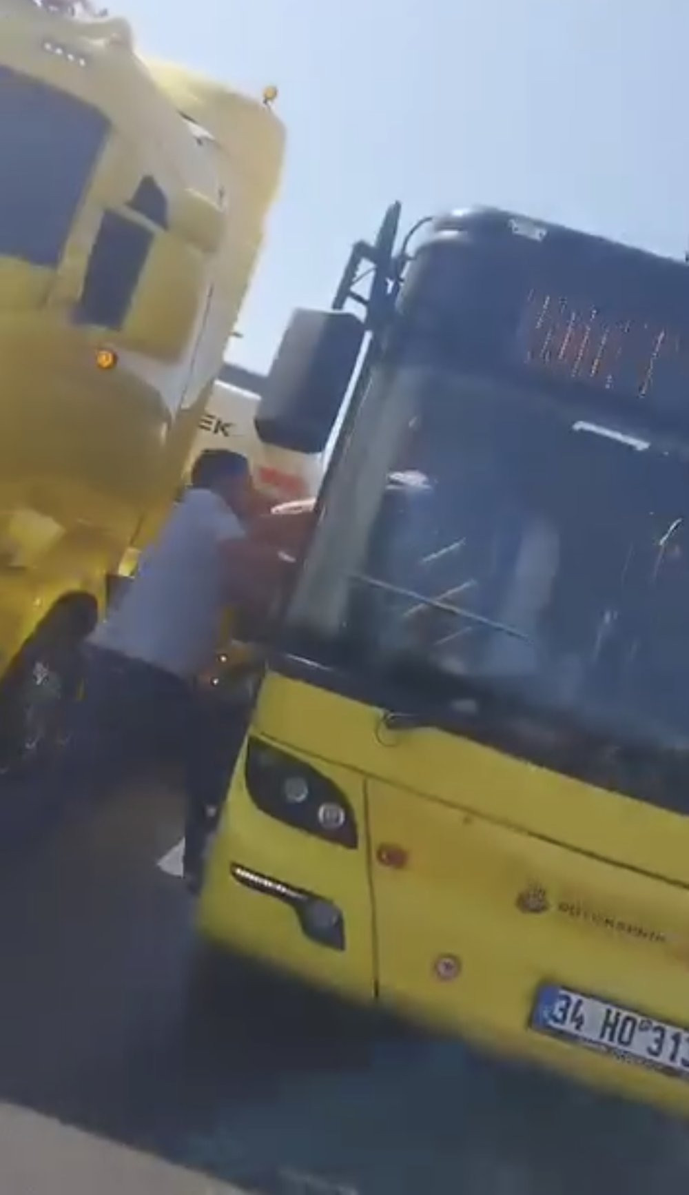 D-100’de yol verme kavgası! TIR’dan indi İETT şoförüne yumruk attı