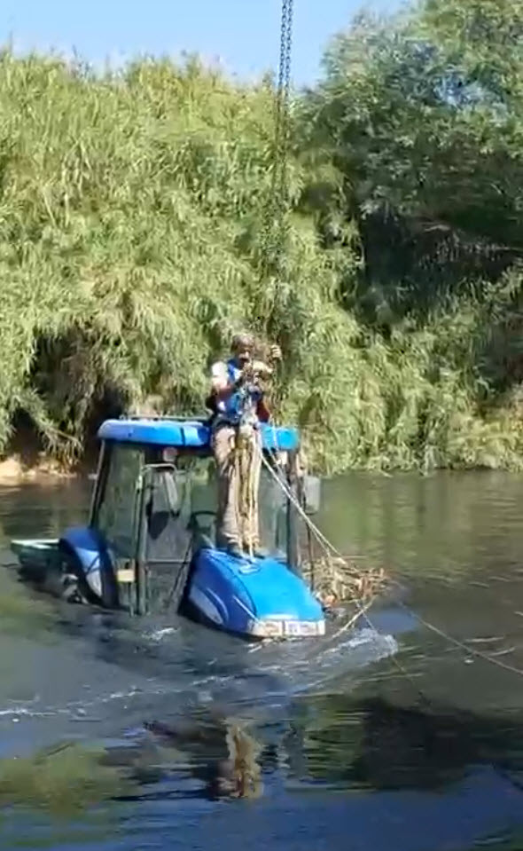 traktoruyle-nehirde-mahsur-kalan-ciftci-785388-232361.jpg
