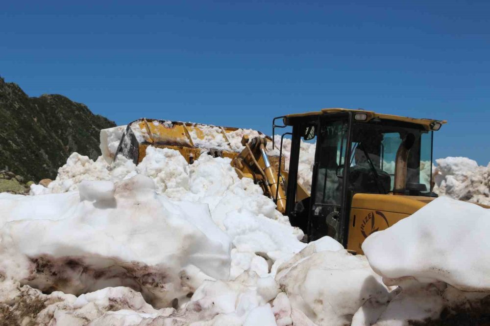 Rize yaylalarında kar temizliği