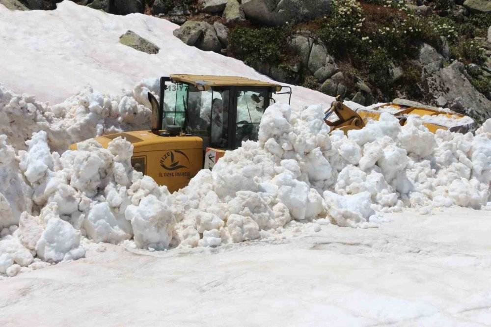 Rize yaylalarında kar temizliği