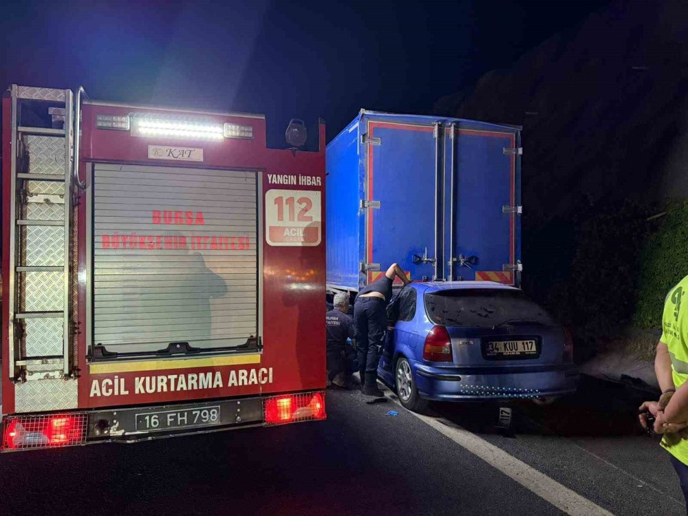 Otomobil kamyonun altına girdi! Can pazarında ekipler zamanla yarışıyor