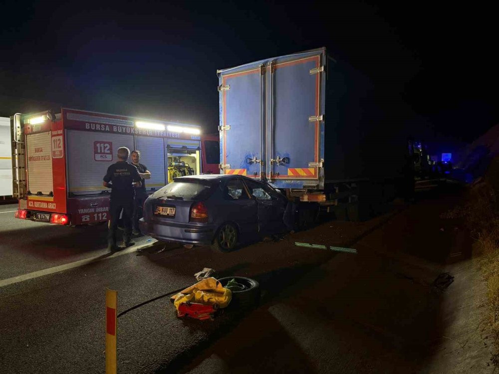 Otomobil kamyonun altına girdi! Can pazarında ekipler zamanla yarışıyor