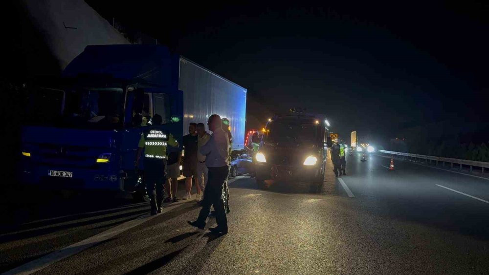 Otomobil kamyonun altına girdi! Can pazarında ekipler zamanla yarışıyor