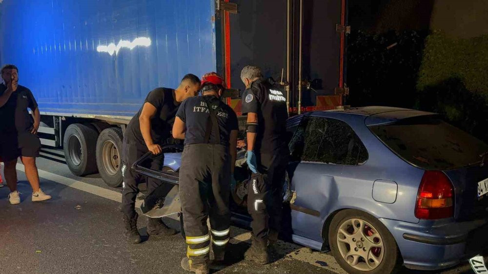 Otomobil kamyonun altına girdi! Can pazarında ekipler zamanla yarışıyor