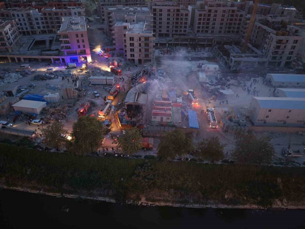 İtfaiye ekiplerinden yangında mahsur kalan kediye yürek ısıtan şefkat