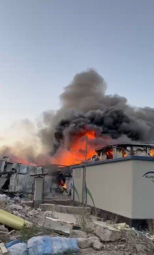 İtfaiye ekiplerinden yangında mahsur kalan kediye yürek ısıtan şefkat