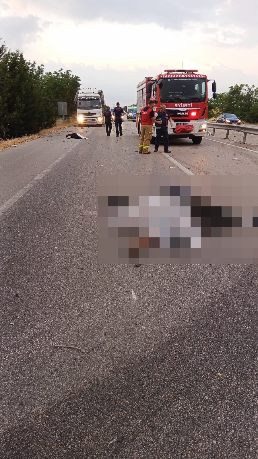 Susurluk’ta katliam gibi kaza! TIR’a çarpan otomobilden kurtulan olmadı: Emniyet şeridinde 4 hayat söndü