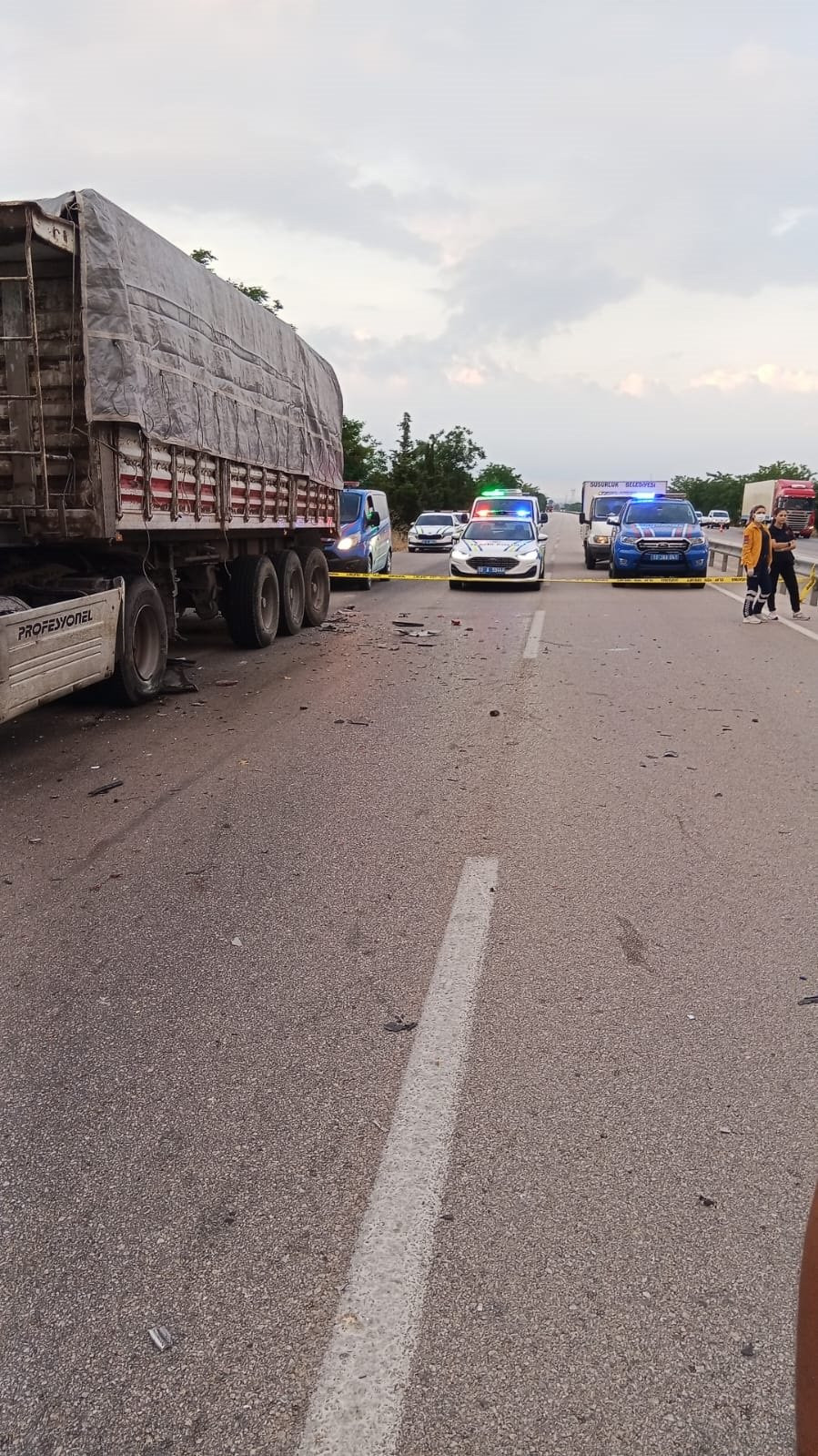 Susurluk’ta katliam gibi kaza! TIR’a çarpan otomobilden kurtulan olmadı: Emniyet şeridinde 4 hayat söndü